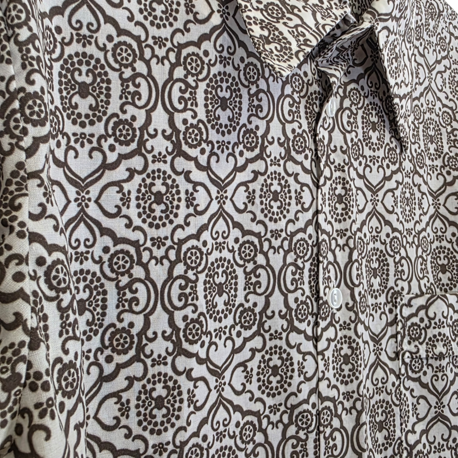 Ruskeakuvioinen kauluspaita