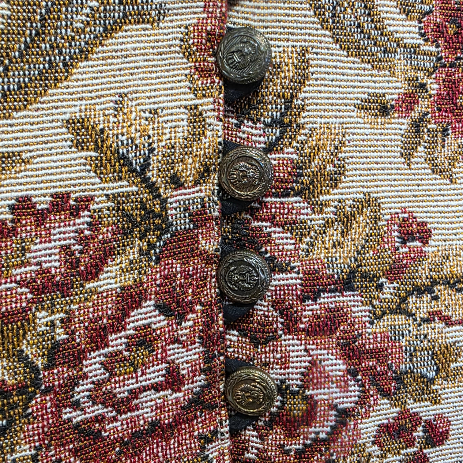 Kukkakirjailtu liivi