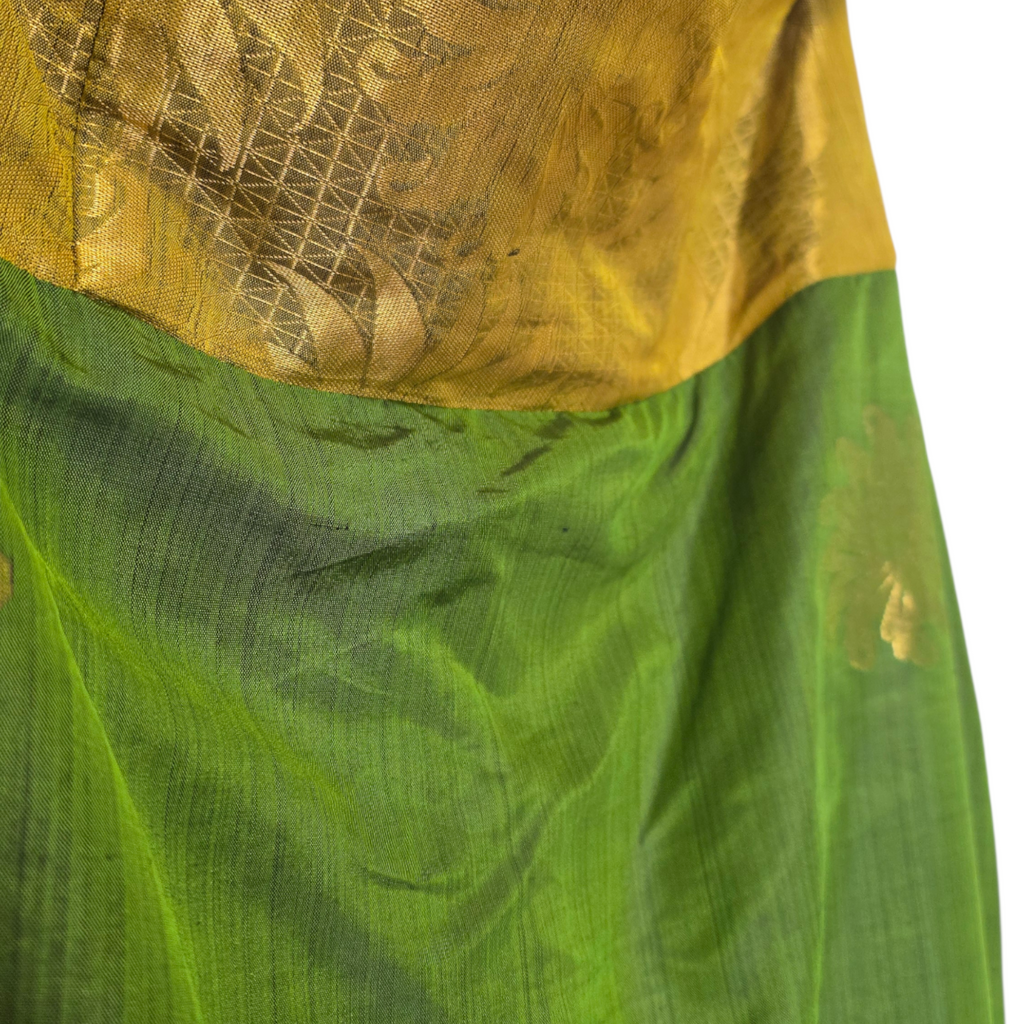 Vihreäkultainen kukallinen mekko