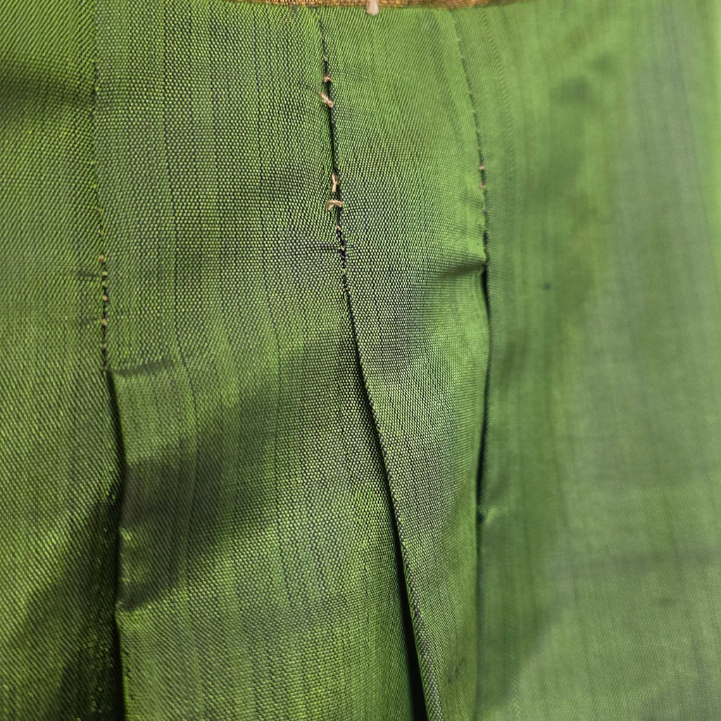 Vihreäkultainen kukallinen mekko