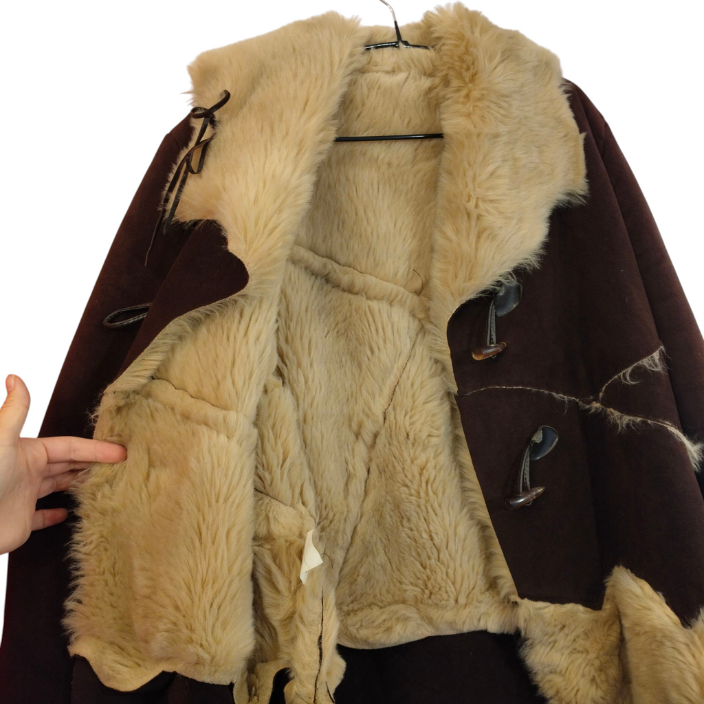 Tummanruskea tekomokkatakki karvoin